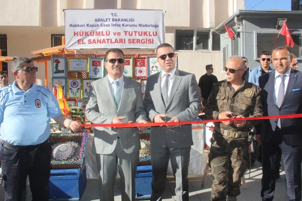 Hakkaride Mahkumların El Emeği Sergilendi