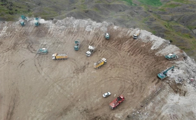 Kahramanmaraş’ta enkaz dağları yükselmeye devam ediyor