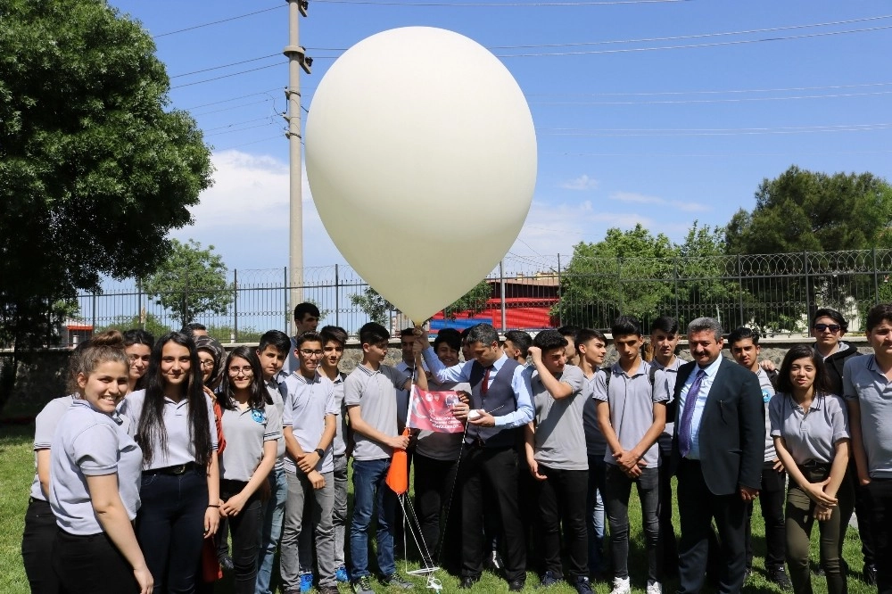 Diyarbakırda Meteoroloji Balonu Liseli Öğrenciler Tarafından Uçuruldu