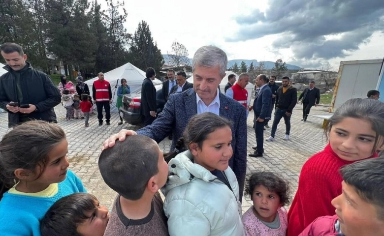 Mehmet Tahmazoğlu depremzedelerin yanında