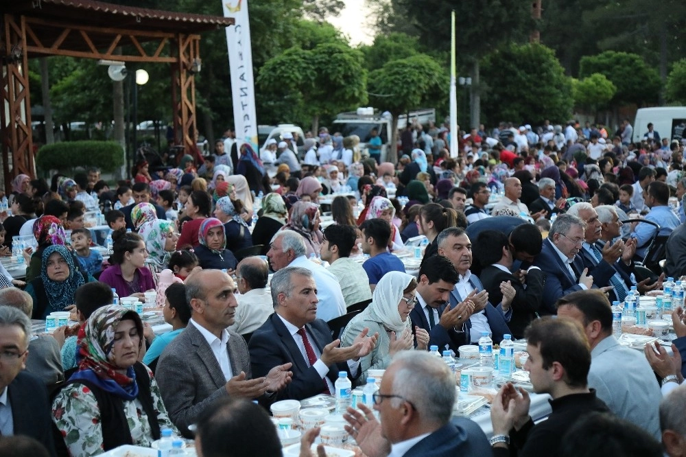 Büyükşehir, Günde 12 Bin Kişiyi Gönül Sofrasında Buluşturuyor