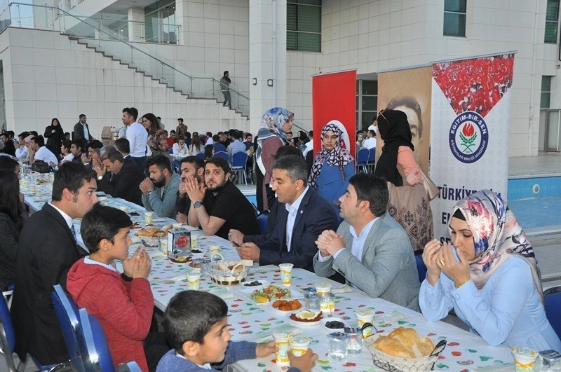 Şırnakta Eğitim Bir-Sen Üyeleri İftarda Bir Araya Geldi