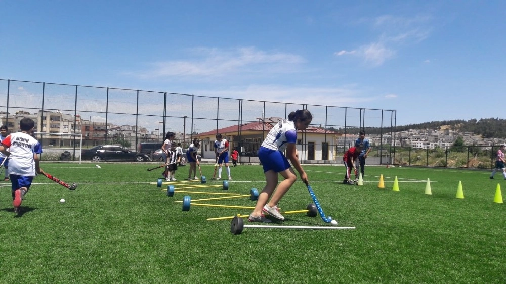 Başarılı Hokeyciler 19 Mayısı Kutladı