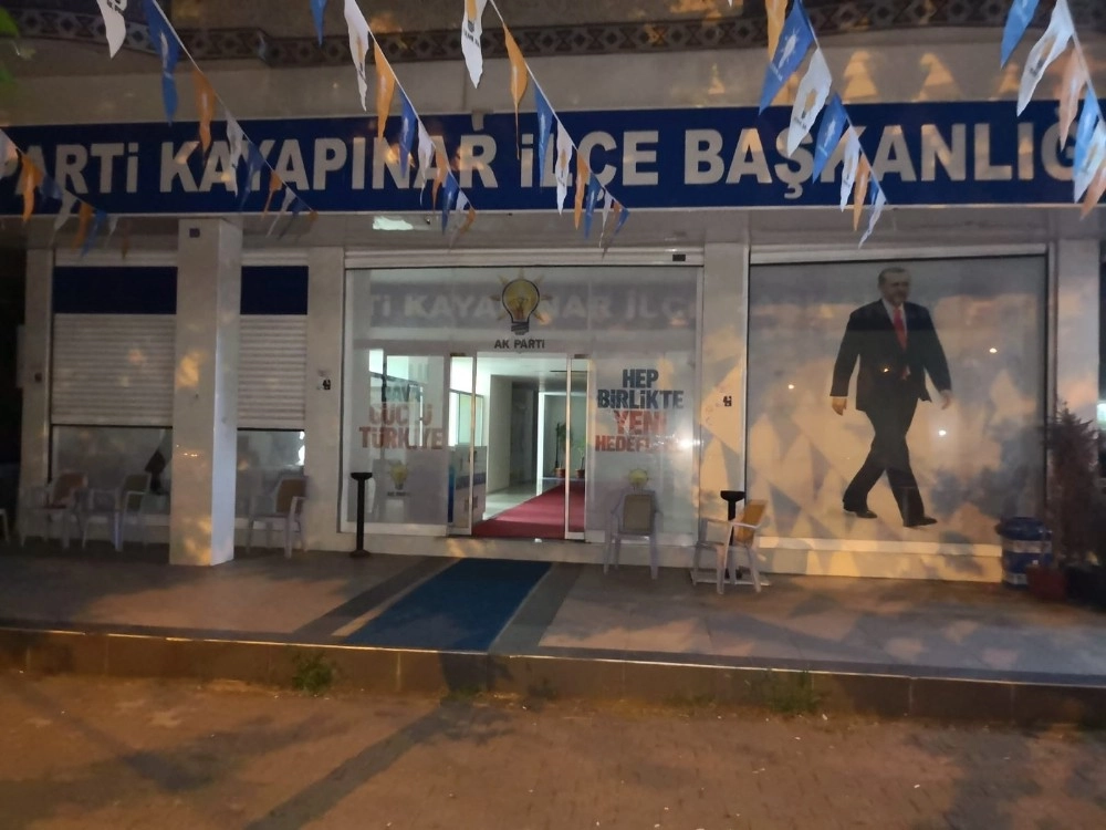 Ak Parti İlçe Başkanlığına Havai Fişekli Saldırı