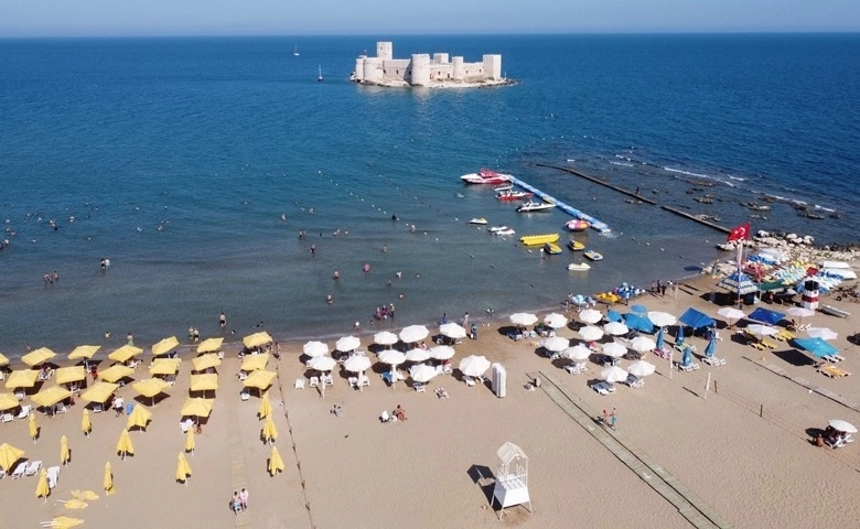 Yaz tatili başladı, turizmin merkezi Kızkalesi'nde yoğunluk arttı