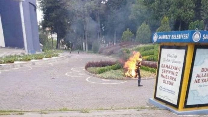 Şahinbey’de işsiz yurttaş belediye önünde kendini yaktı