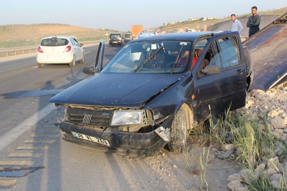 Tekeri Patlayan Araç Karşıdan Gelen Araçla Çarpıştı: 6 Yaralı