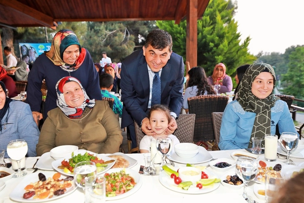 Fadıloğlu, Yetimlerin Yüzünü Güldürdü