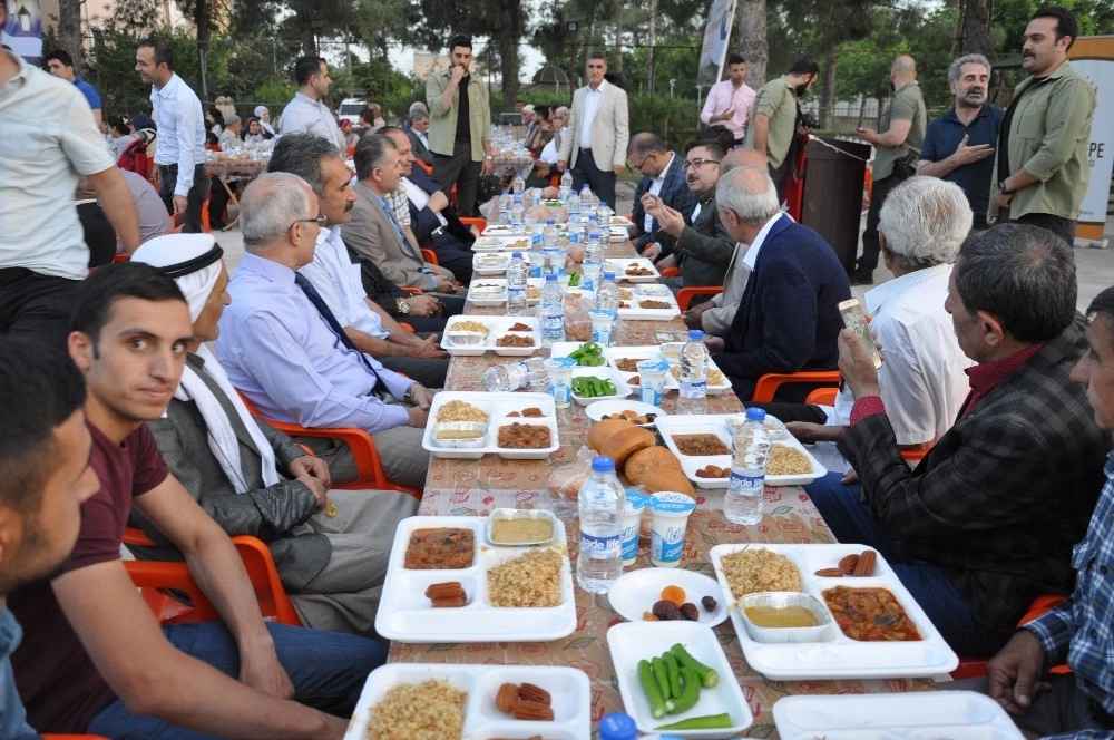 Kaymakam Yüzerden Şehit Ve Gazi Yakınları İftar Yemeği