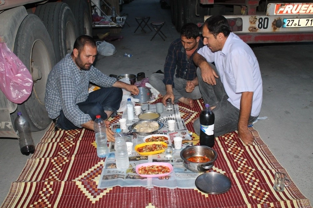 Sınırda Bekleyen Şoförlerin İftar Telaşı