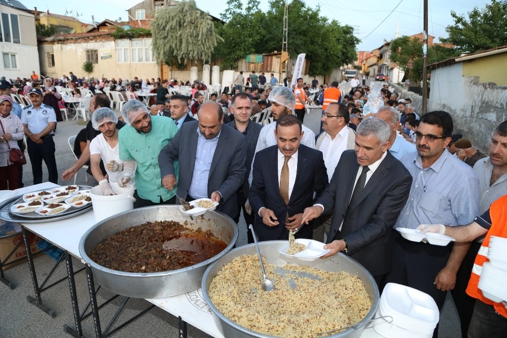 Başkan Güder, Taştepede İftarda Vatandaşla Bir Araya Geldi