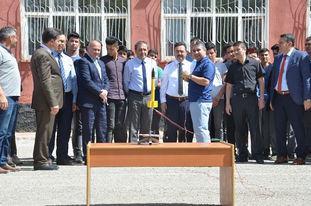 Meslek Lisesi Öğrencileri 400 Metre Menzilli Roket Yaptı