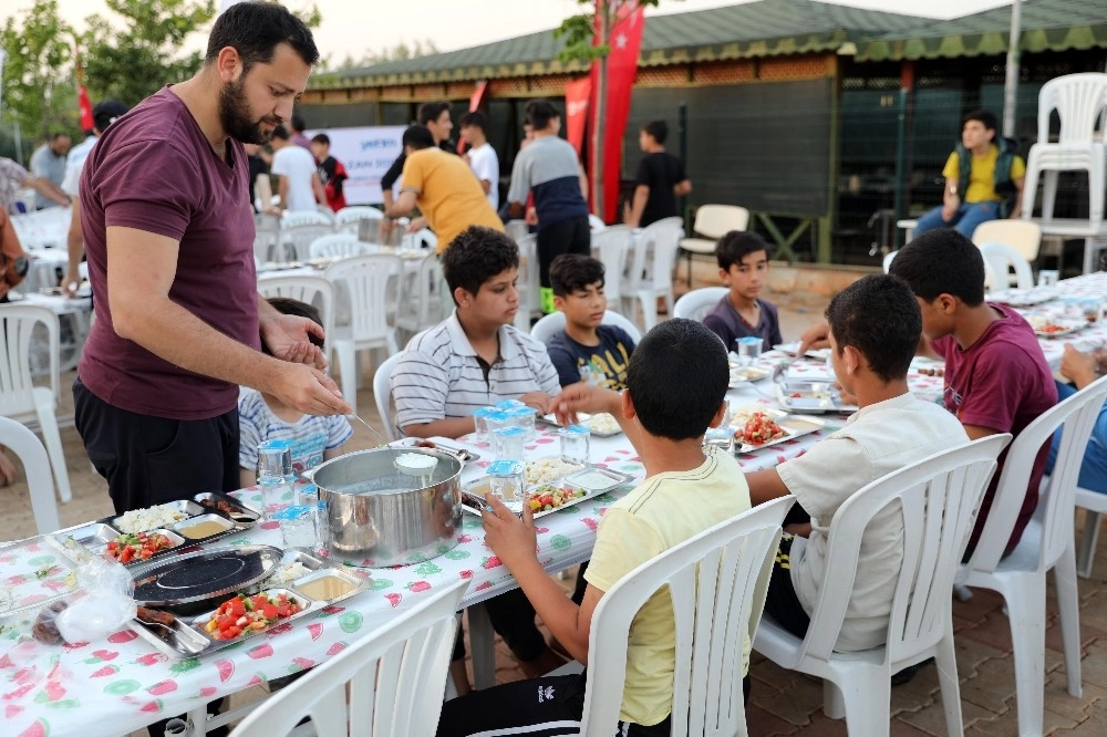 900 Suriyeli Öğrenciye İftar Ve Sahur Yemeği Verildi