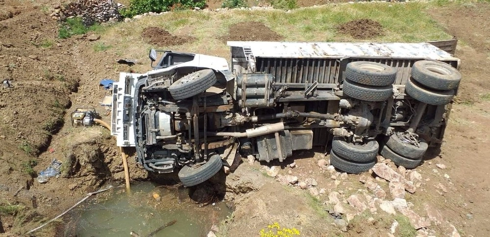 Freni Boşalan Kamyon Şarampole Yuvarlandı