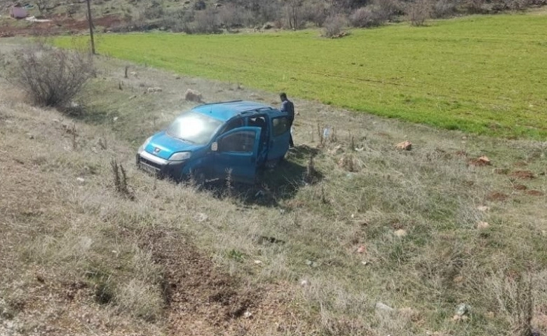 Virajı alamayan hafif ticari araç tarlaya devrildi: 3 yaralı