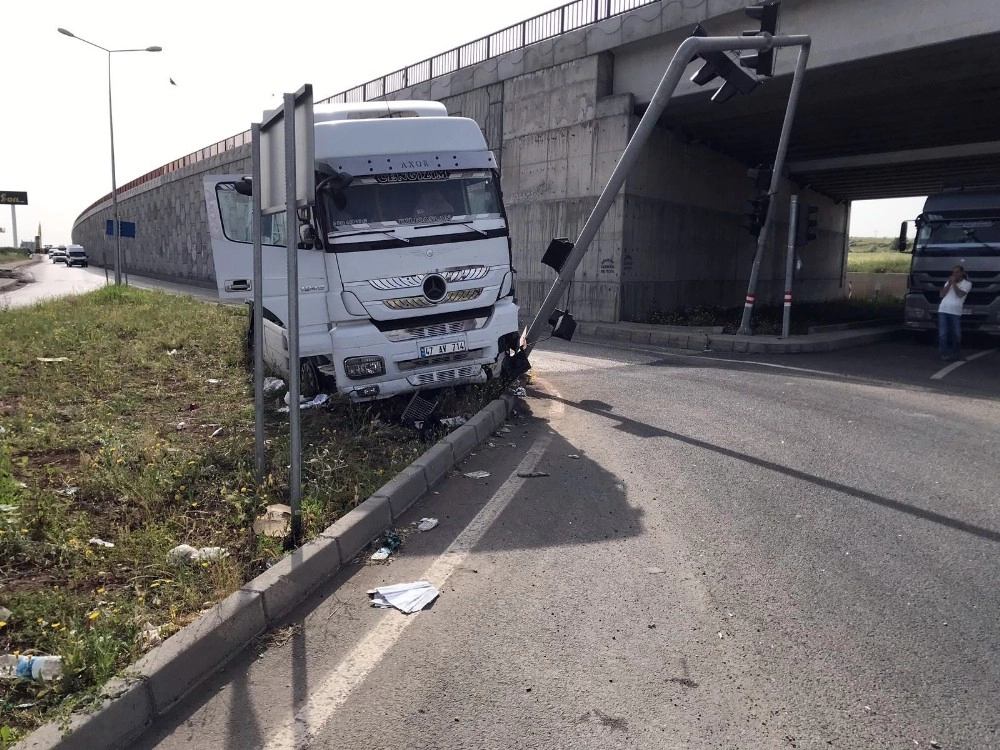 Uyuklayan Şoför Trafik Işıklarına Çarptı