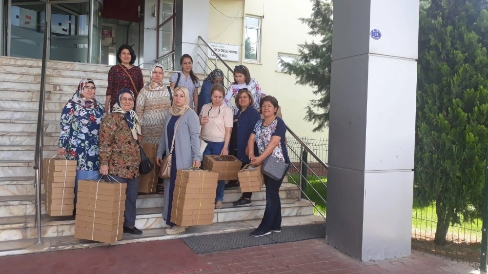 Kursta Öğrendikleri İlk El İşini Lösemili Çocuklara Hediye Ettiler