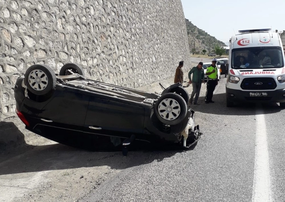 Adıyamanda Otomobil Takla Attı: 2 Yaralı