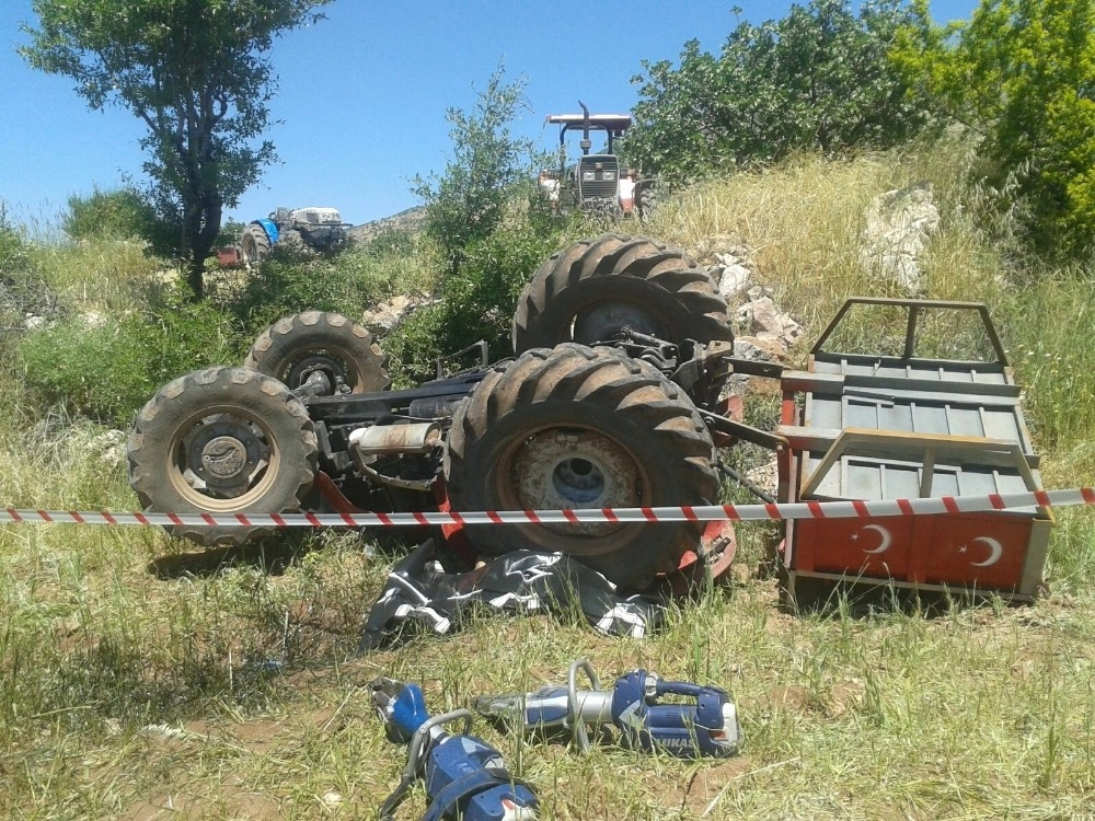 Traktörün Altında Kalan Sürücü Hayatını Kaybetti