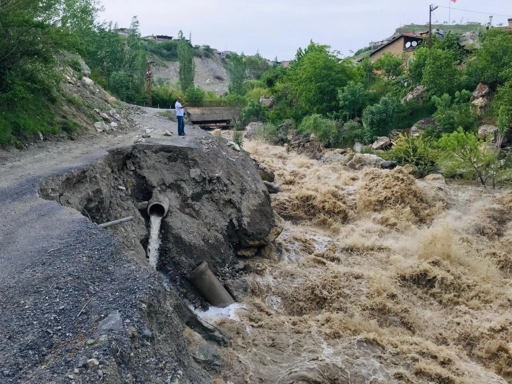 Hakkaride İki Mahalle Yolu Tehlike Saçıyor