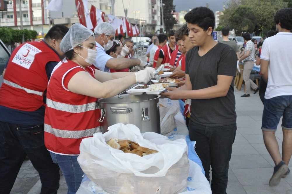 Kızılay Payasta İftar Yemeği Verdi