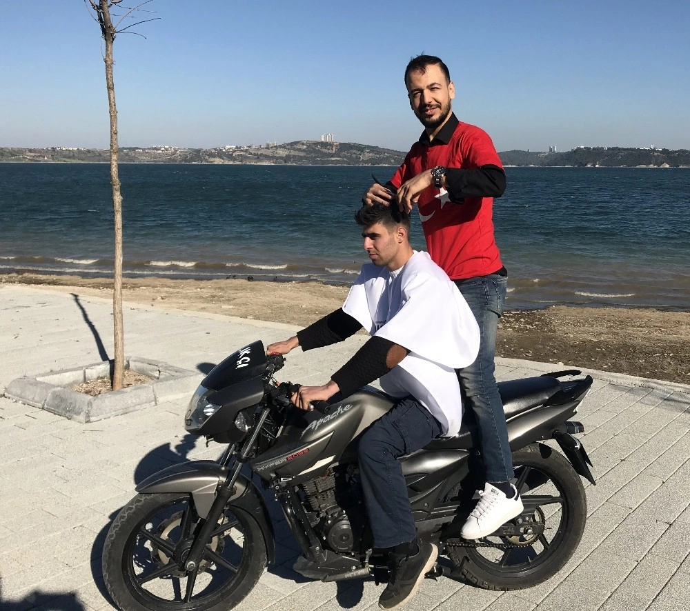 "çılgın Berberden" Hareket Halindeki Motosiklette Tıraş