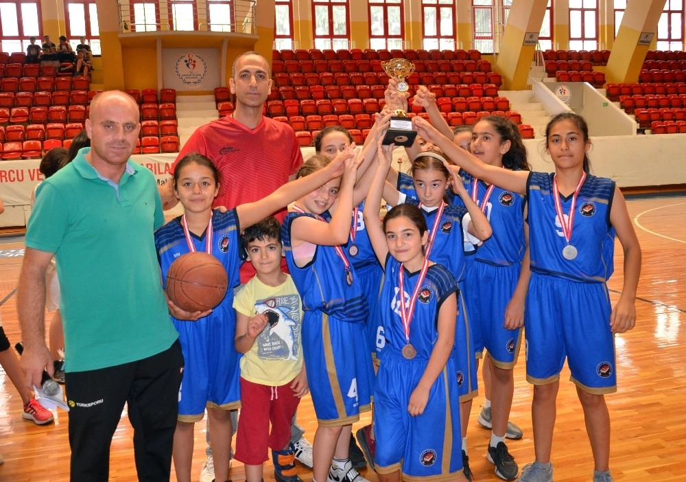 Basketbolda Şehit Halit Yaşar Mine Ortaokulu Şampiyon