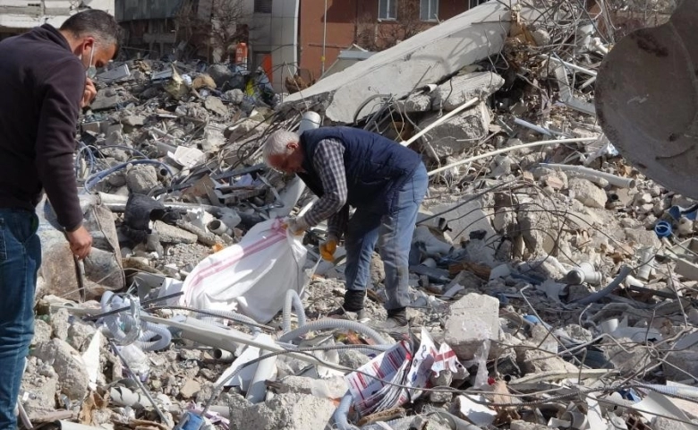 Esnaf, Depremde yıkılan iş yerlerinde malzemelerini kurtarmaya çalıştı