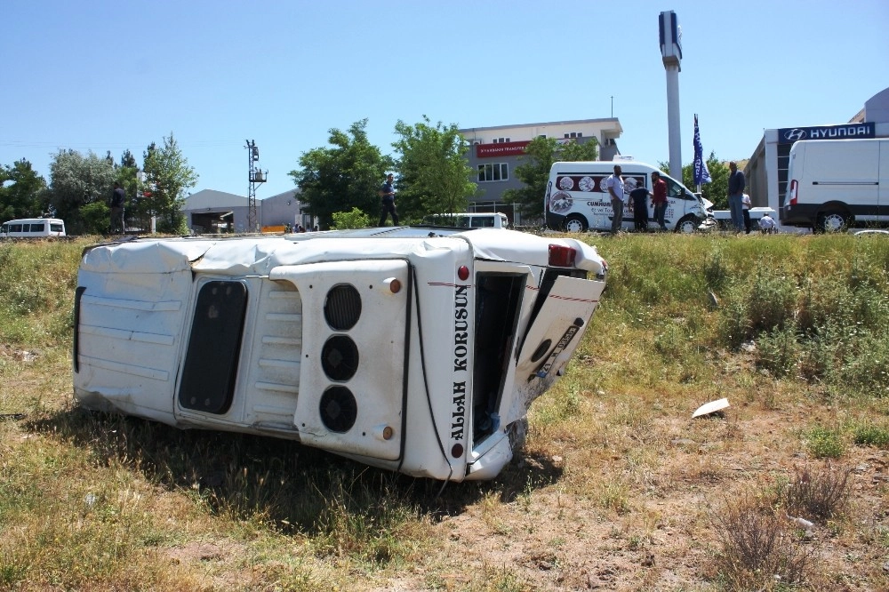 Yolcu Minibüsü Şarampole Yuvarlandı: 1İ Ağır 3 Yaralı