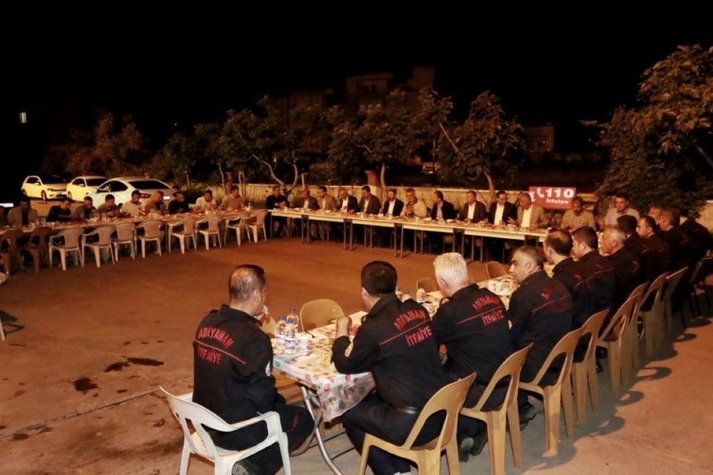 Protokol Üyeleri, İtfaiyecilerle Sahurda Buluştu