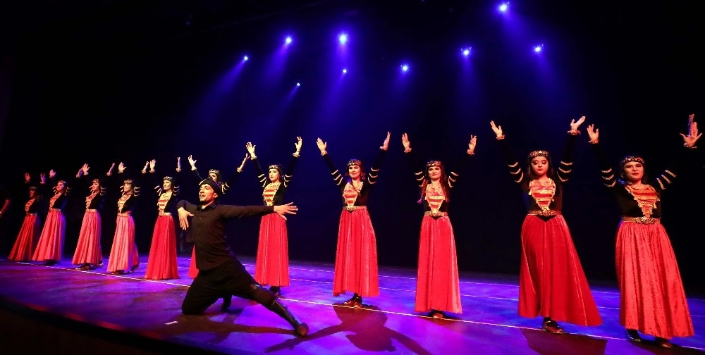 Gaünde "kültürden Oyuna Türk Halk Oyunları" Gösterisi