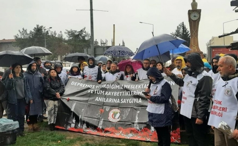 Adıyaman'da depremin sembolü saat kulesine karanfil