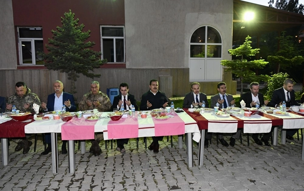 Vali Akbıyık, Hakkari İl Özel İdare Çalışanları İle İftarda Buluştu