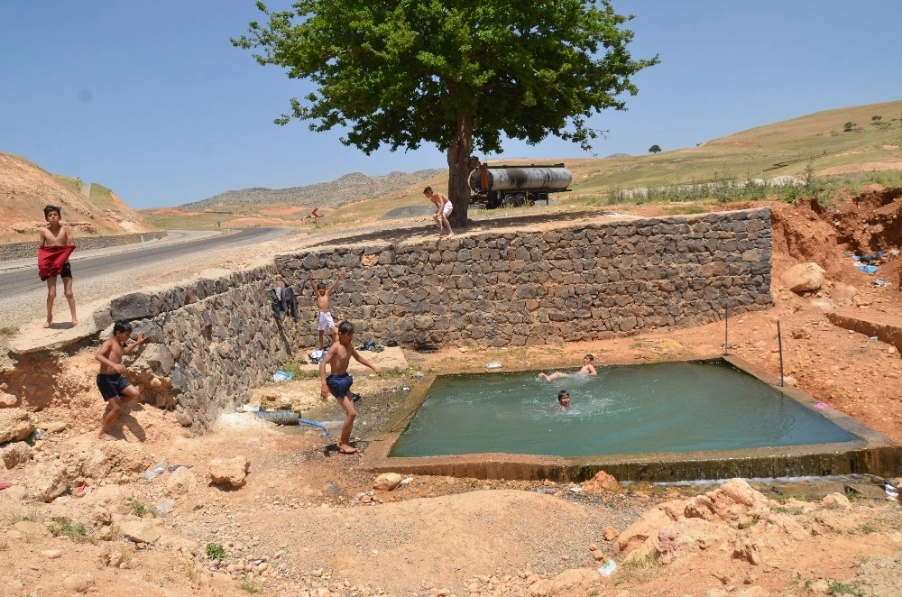 Sıcaklardan Bunalan Çocuklar Sulama Kanalları Ve Havuzlara Akın Etti