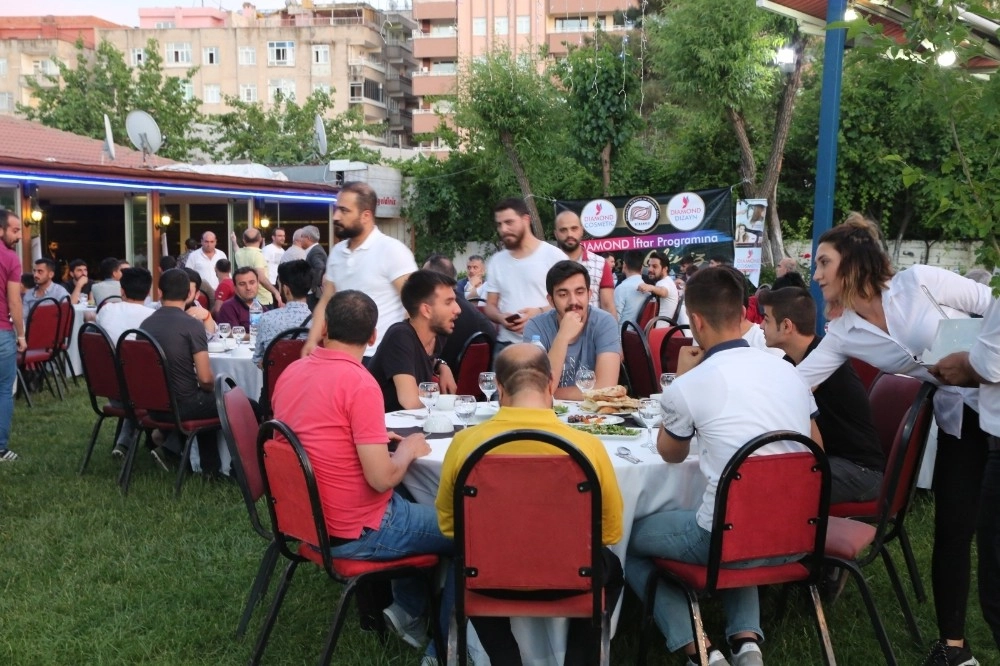 Diyarbakırlı Berberler İftar Sofrasında Buluştu