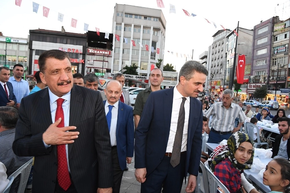 Vali Baruş Ve Başkan Gürkan İftarlarını Çadırda Açtı