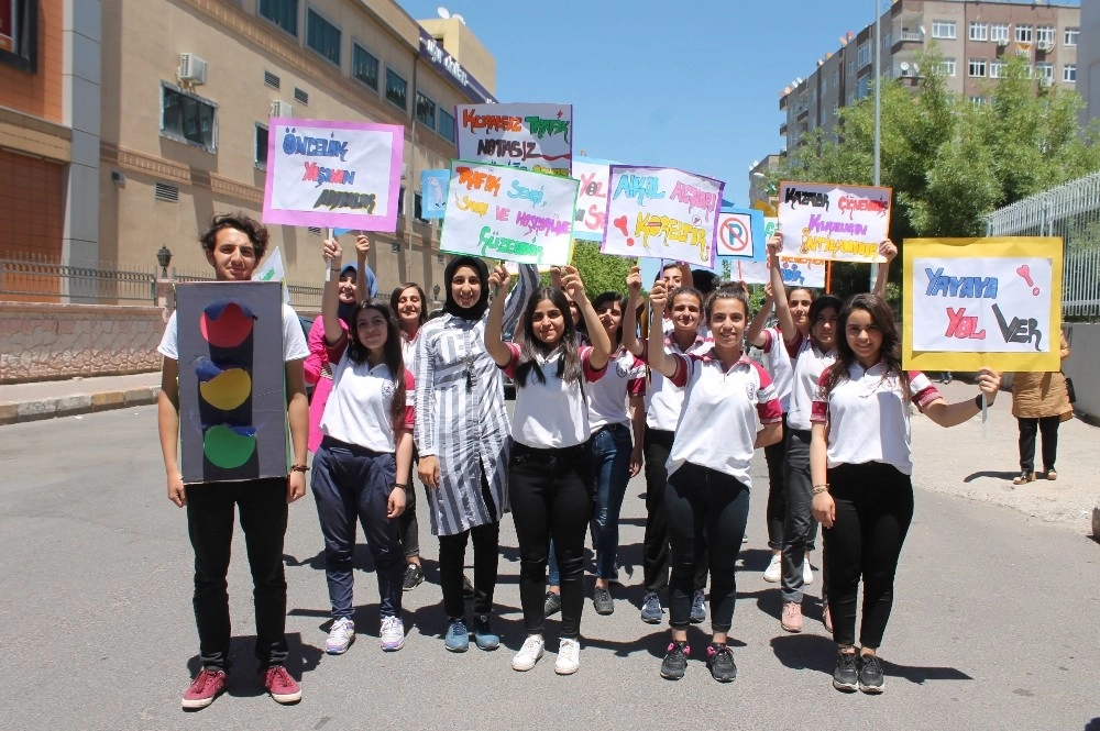 Diyarbakırlı Öğrenciler ‘Trafikte Önce Yaya Dedi