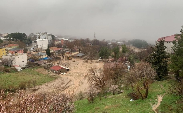 Adıyaman'da İçinde 3 çocuğun bulunduğu konteynerin sürüklenme anı