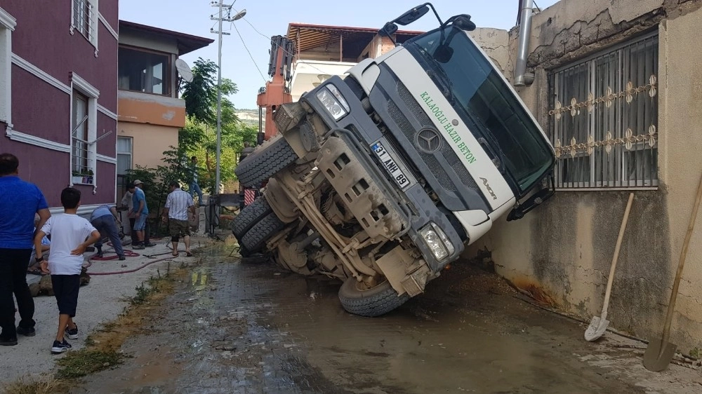 Hatayda Beton Mikseri Geçişinde Parke Zemin Çöktü