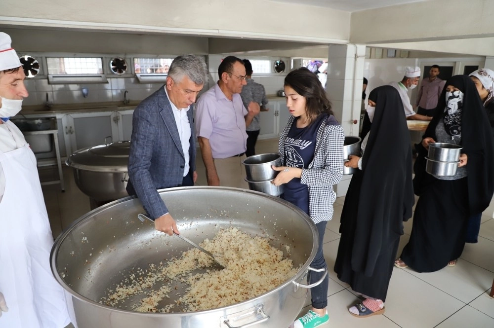 Cizre Aşevi Her Gün 200 Aileye Sıcak Yemek Dağıtıyor