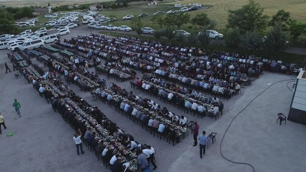 300 Torunlu Hamo Ağa, 2 Bin Kişiye İftar Yemeği Verdi