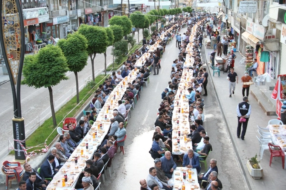 Şemdinli Belediyesinden İftar Yemeği