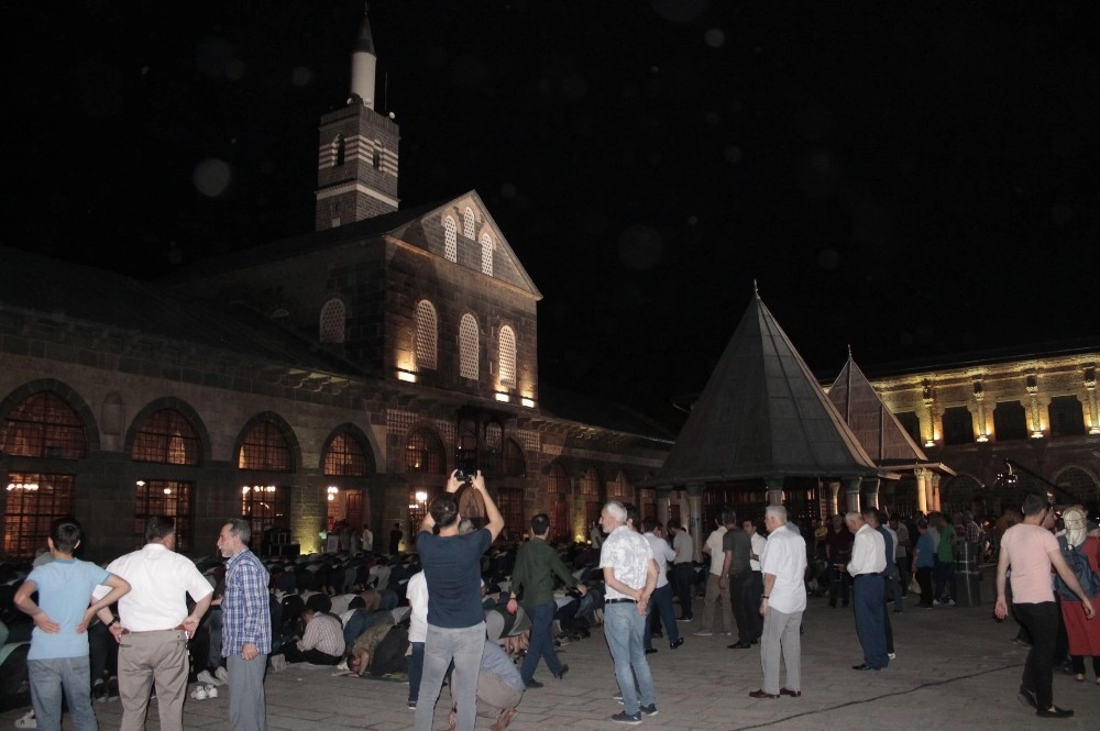 Diyarbakırda  Taraihi Ulu Camii, Kadir Gecesinde Doldu Taştı