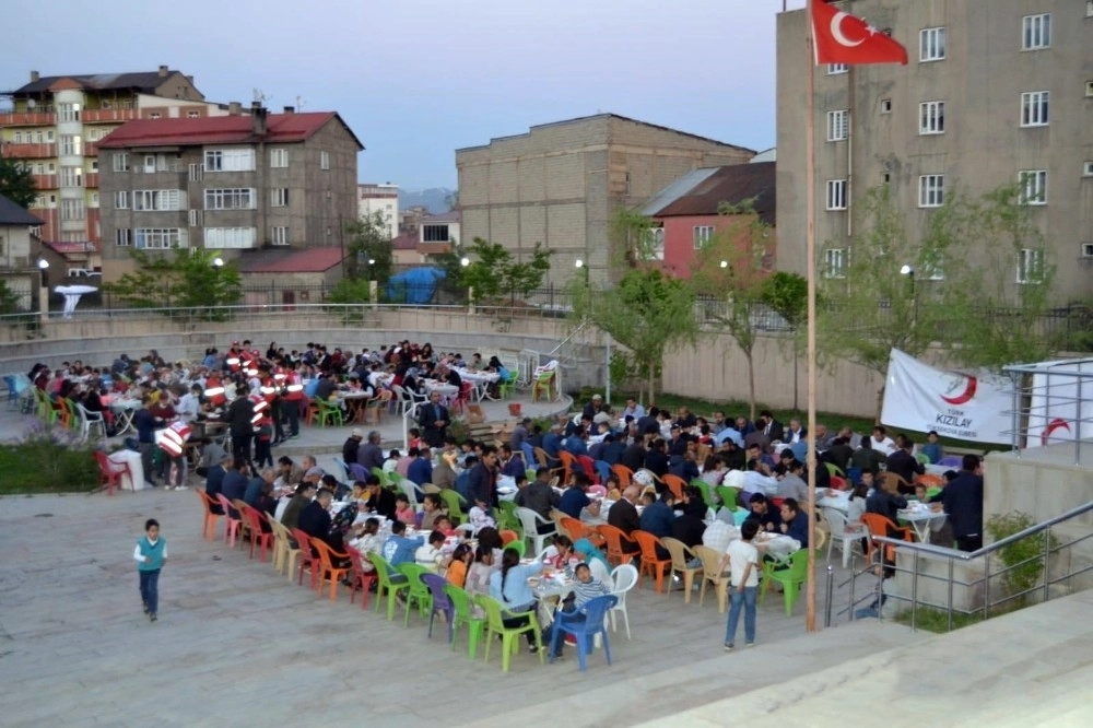 Kızılay Yüksekova Şubesi Günlük 500 Kişiye İftar Yemeği Verdi