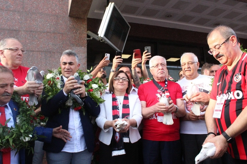 Gaziantep'te Şampiyon Takım Coşkuyla Karşılandı