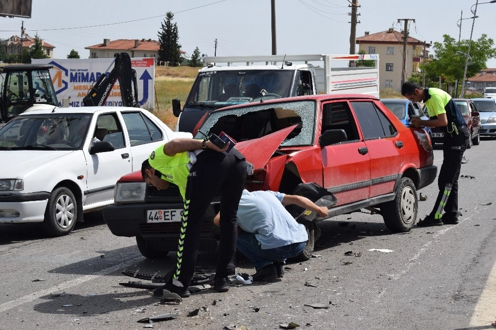 Üç Otomobilin Karıştığı Kazada 3 Kişi Yaralandı