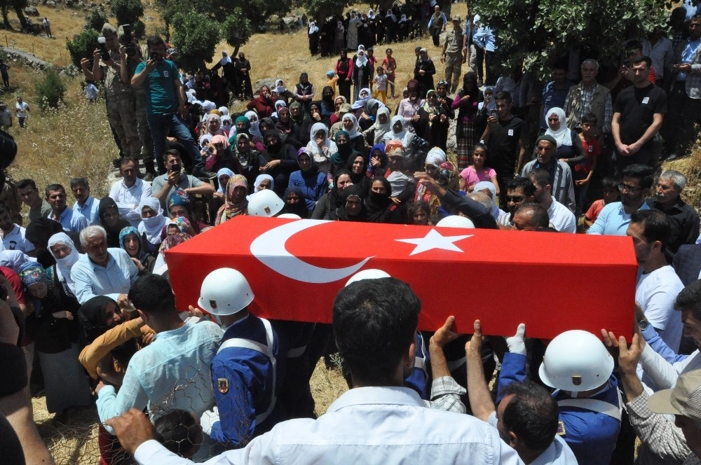 Şehit Asker Şırnakta Gözyaşları Arasında Toprağa Verildi