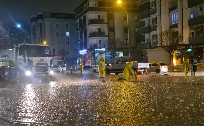 Şiddetli dolu yağışı şehirleri beyaza bürüdü