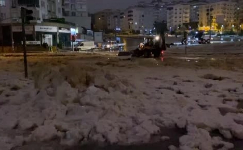 Gaziantep'te Şiddetli yağış sonrası otomobil mahsur kaldı