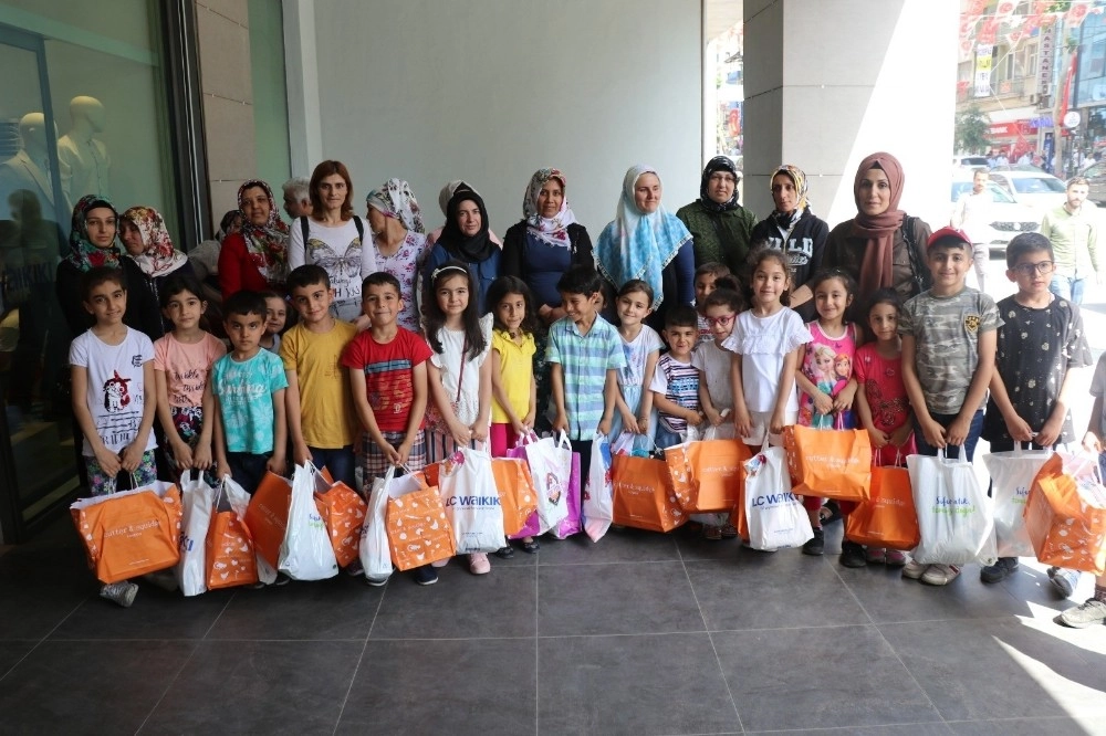 İş Adamı İzzet Görenden Çocuklara Bayram Hediyesi